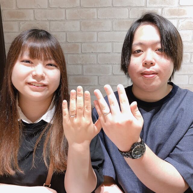 ．

ISSHINDOつくば店

幸せいっぱいのおふたり🐬
直生様＆春奈様

おふたりが選ばれたリングは
「SWEET BLUE DIAMOND」です💎

誰も見ることができなかった青い花
ブルーローズには「奇跡」という花言葉があります💙

レディースリングの表面にはブルーダイヤモンドが、メンズリングは内側にブルーダイヤモンドがお留めされています👀

．

担当からのメッセージ　ᝰ✍︎꙳⋆

この度は、大切な指輪をISSHINDOつくば店で
お選びいただき誠にありがとうございます。
ご来店前からHPで気になるデザインを
ピックアップして来てくださり、
沢山ご試着していただく中でもおふたりの意見が
ピッタリ合うデザインに出逢っていただけたこと
とても嬉しく思います🩵
これで終わりではなく今後もメンテナンス等で
お二人にお会いできることを楽しみにしております🐥
末永くお幸せに🕊️

👇🏻ISSHINDO公式HPもCheck✔️
http://www.isshindo-jewelry.com

────────────────── ⠀ 

.:＊｡☆つくば本店
  結婚指輪  婚約指輪専門店
  茨城県つくば市柴崎998-2
  029-828-4094☆。.:＊・゜
@isshindo_bridal_ibaraki

.:＊｡☆つくば彫金工房®コトトキ
  手作り結婚指輪  手作りペアリング
  茨城県つくば市柴崎998-2
  029-828-4094☆。.:＊・゜
@isshindo_bridal_ibaraki

.:＊｡☆成田店
  結婚指輪 婚約指輪専門店
  千葉県成田市ウイング土屋267
  0476-85-4533☆。.:＊・゜
@isshindo_bridal_chiba 

📣‬NEWOPEN
.:＊｡☆DIAMOD DOT LABつくば店
  結婚指輪  婚約指輪専門店
  茨城県つくば市学園の森1-38-7
  029-875-8864☆。.:＊・゜
@dlab_tsukuba2024

#ブルーダイヤモンド#サムシングブルー#ブルーダイヤ#ブライダルジュエリー#ブライダルリング#ブライダルジュエリー専門店#ブライダルリング専門店#指輪#指輪探し#結婚指輪#結婚#婚約#婚約指輪#入籍#マリッジリング#エンゲージリング#サプライズ#茨城#茨城県#つくば#つくば市#一新堂#一新堂つくば店#ISSHINDO#成田#ダイヤモンドドットラボ