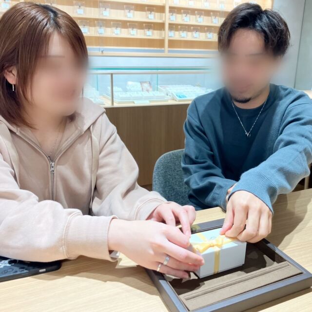 ＿＿＿＿＿＿＿＿＿＿＿＿＿＿

🏷️幸せいっぱいのお客様

ISSHINDOつくば店より
M様♡A様

おふたりの運命のリングは…
ISSHINDOオリジナルブランド
【-Fler フレア-】です💐

2本のリングを重ね合わせると
隠れハートが浮かぶ
特別感溢れるデザインを
おふたりで仲良くお選びいただきました♡

Fler -フレア-は
「職人が店内に在中している店舗
ISSHINDO」
のオリジナルブランドだからこそ
叶えられる
【最高峰のアフターサービス】👑
が特徴的なブランドです

購入後に最も必要なアフターサービス
-クリーニング洗浄-
-小傷磨き（新品仕上げ）-
-サイズ直し-

そのどれもが
【永久無料サービス】♾️

長く使っていただく
ブライダルリングに1番ご安心な
ブランドを目指して立ち上がった
ブランドです☝🏻

୨୧：：：：：：：：：：：：：：：：୨୧

担当からのメッセージ　ᝰ✍︎꙳⋆

この度はおふたりの
大切な結婚指輪を
ISSHINDOつくば店にてお選びいただき
誠にありがとうございました。

息ぴったりなおふたりは
お互いを想いあいながら
指輪選びをされていたお姿がとても印象的でした‪·͜· ❤︎‬
幸せ溢れる空間で素敵なお時間を共有させていただけたこと大変光栄です。
幸せのお裾分けありがとうございます🎈⸒⸒
末永くお幸せにお過ごしくださいませ🕊️

୨୧：：：：：：：：：：：：：：：：୨୧

.:＊｡☆つくば本店
  結婚指輪  婚約指輪専門店
  茨城県つくば市柴崎998-2
  029-828-4094☆。.:＊・゜
@isshindo_bridal_ibaraki

.:＊｡☆つくば彫金工房®コトトキ
  手作り結婚指輪  手作りペアリング
  茨城県つくば市柴崎998-2
  029-828-4094☆。.:＊・゜
@isshindo_bridal_ibaraki

.:＊｡☆成田店
  結婚指輪 婚約指輪専門店
  千葉県成田市ウイング土屋267
  0476-85-4533☆。.:＊・゜
@isshindo_bridal_chiba 

📣‬NEWOPEN
.:＊｡☆DIAMOD DOT LABつくば店
  結婚指輪  婚約指輪専門店
  茨城県つくば市学園の森1-38-7
  029-875-8864☆。.:＊・゜
@dlab_tsukuba2024

#仲良しカップル#仲良し夫婦#記念撮影#記念写真#ブライダルフォト#フォトウエディング#思い出の1ページ#結婚指輪#ブライダルリング#結婚指輪#マリッジリング#婚約指輪#エンゲージリング#セットリング#プロポーズリング#オリジナルブランド#フレア#アフターサービス永久無料#職人在中#指輪選びはISSHINDO
#北関東最大級#ブライダルリングセレクトショップ
#茨城県#つくば市#千葉県#成田市#富里市 #ミュゲ #お花好きな人と繋がりたい #お花 #手作り指輪